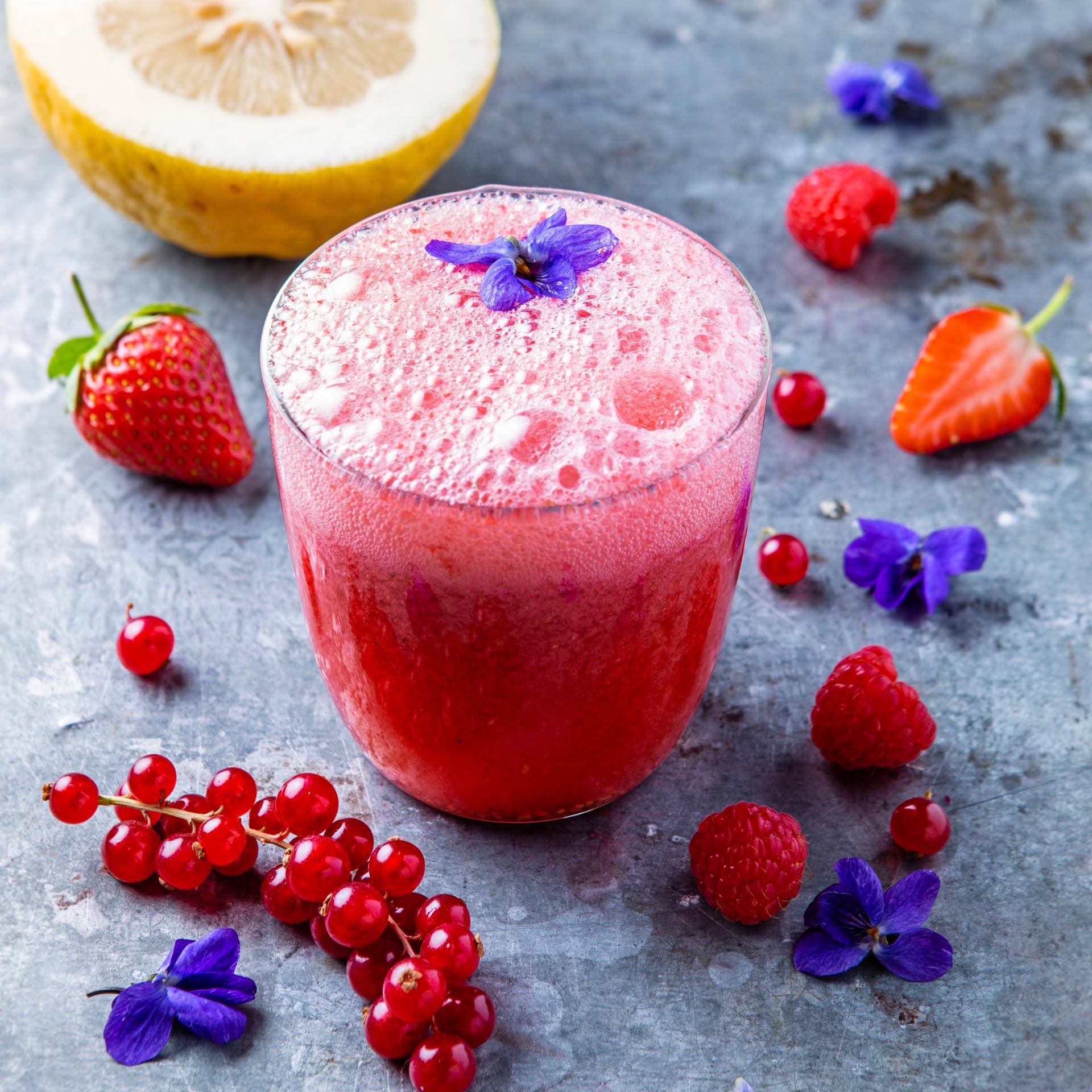 Cocktail con frutti rossi, limonata e viole - Ricette Perfectmix + | Moulinex