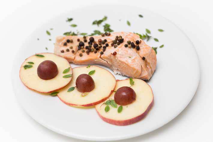 Salmone con mele e uva - Ricette Companion | Moulinex