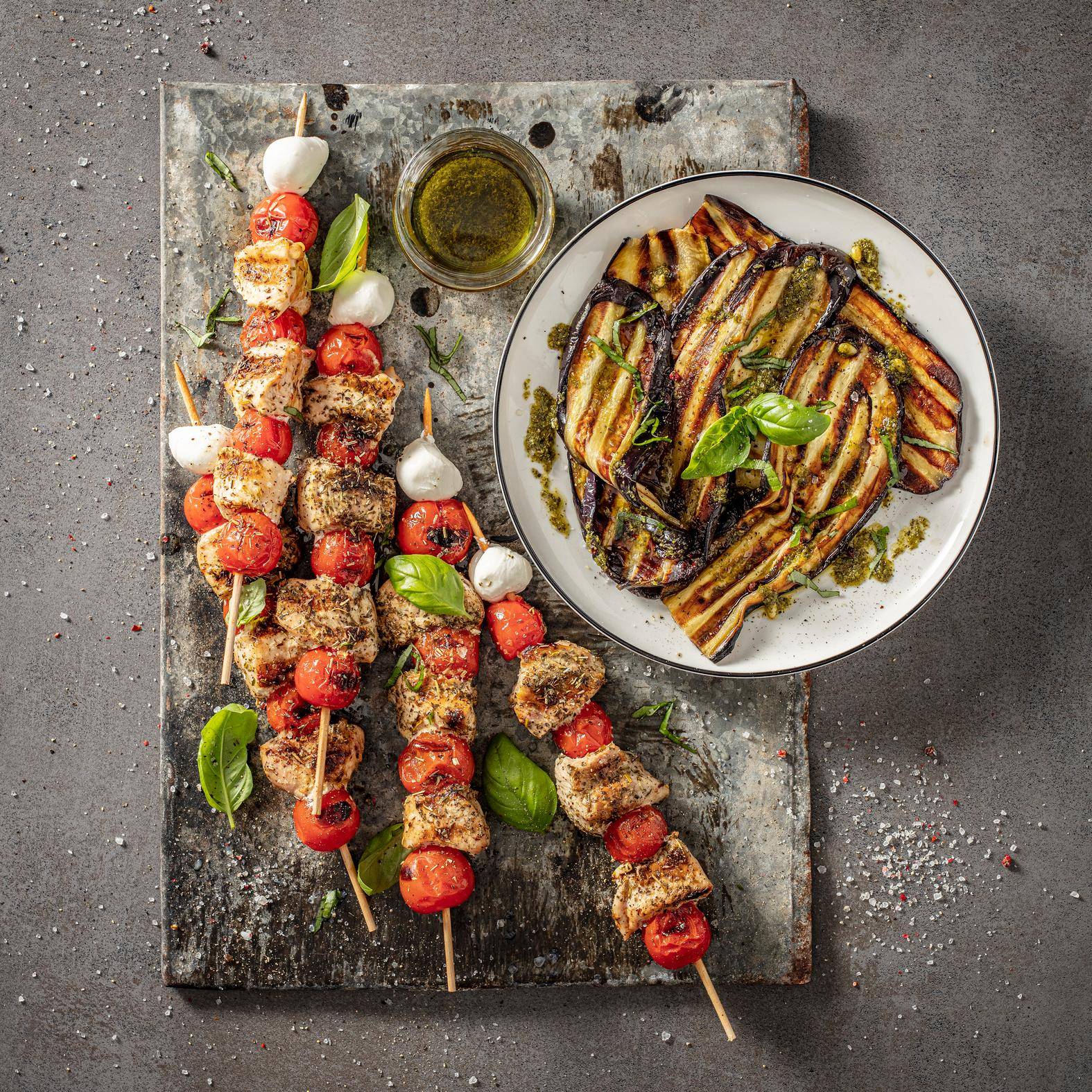 Caprese chicken skewers with grilled aubergines - Ricette OptiGrill 2in1 XL | Moulinex