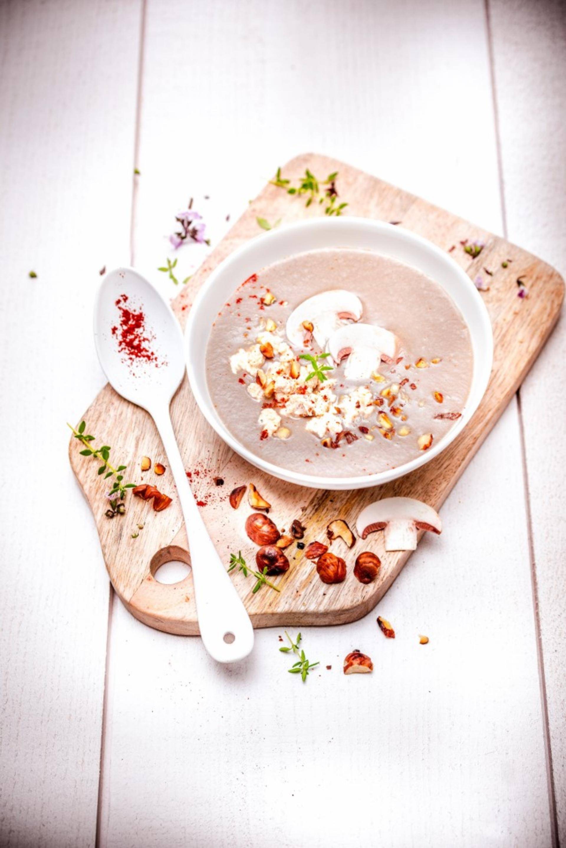 Zuppa di funghi prataioli con quenelle di formaggio di capra e nocciole tostate - Ricette Ultrablend Cook | Moulinex