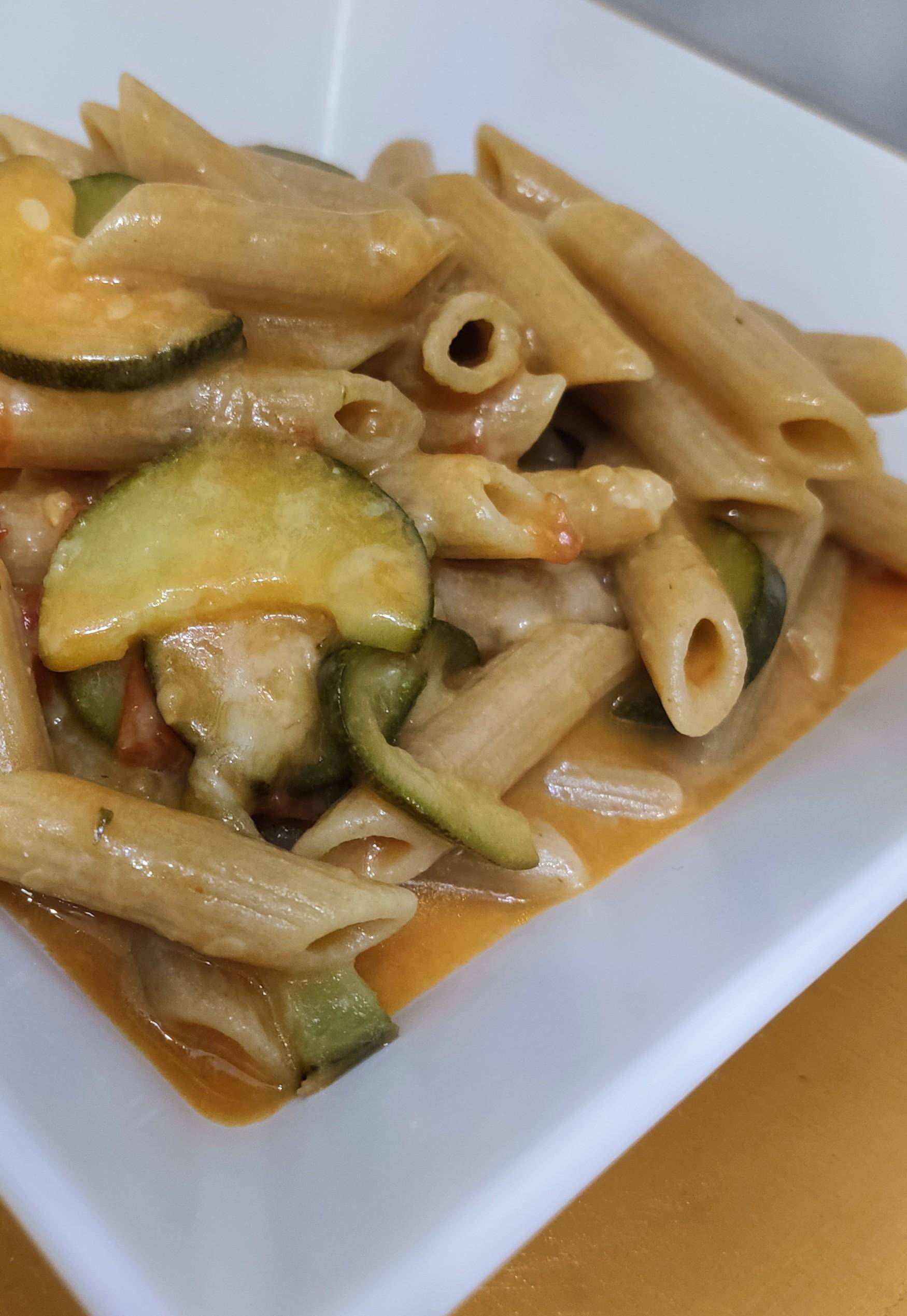 Pasta integrale con pomodorini zucchine e pecorino - Ricette Companion Connect | Moulinex