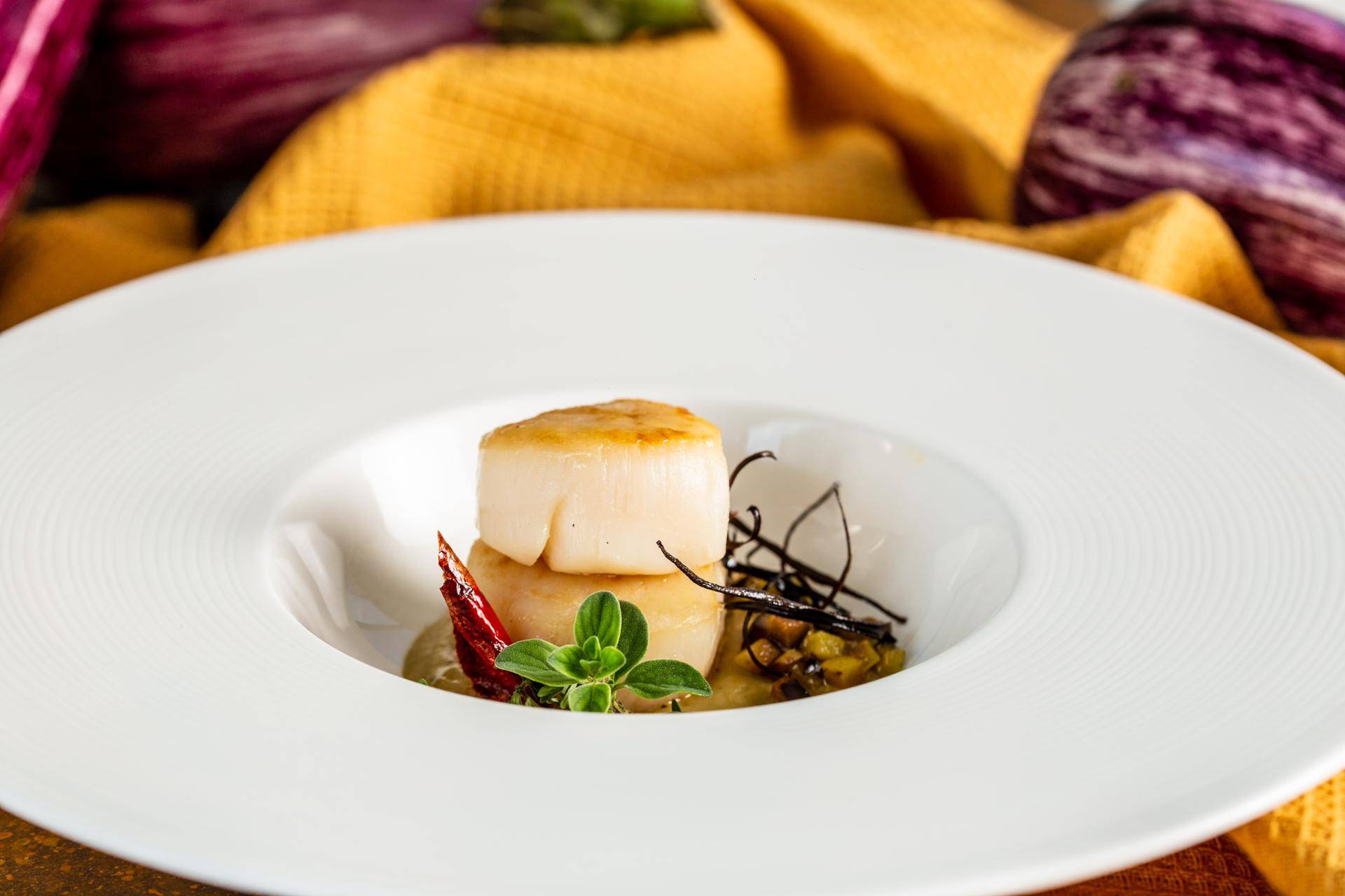 Capasanta croccante su salsa di melanzane arrosto con aglio, origano e polvere di parmigiano - Ricette Companion | Moulinex