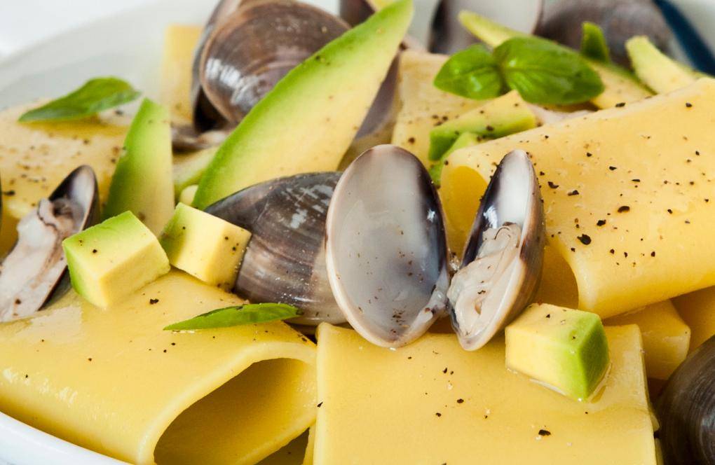 Paccheri alle vongole e avocado - Ricette Companion | Moulinex