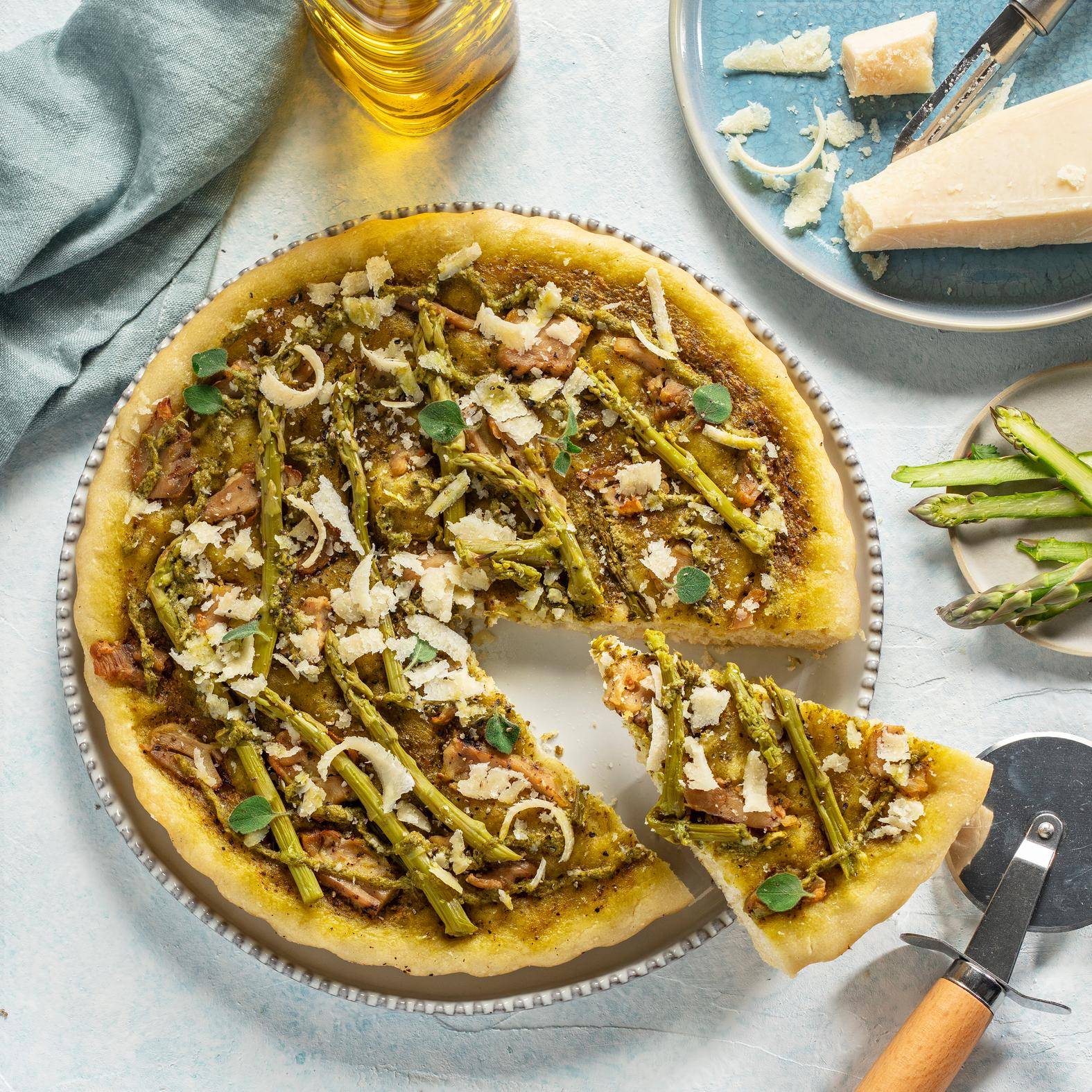 Pizza primavera con pesto, pollo e asparagi verdi - Ricette Easy Fry XL Surface | Moulinex