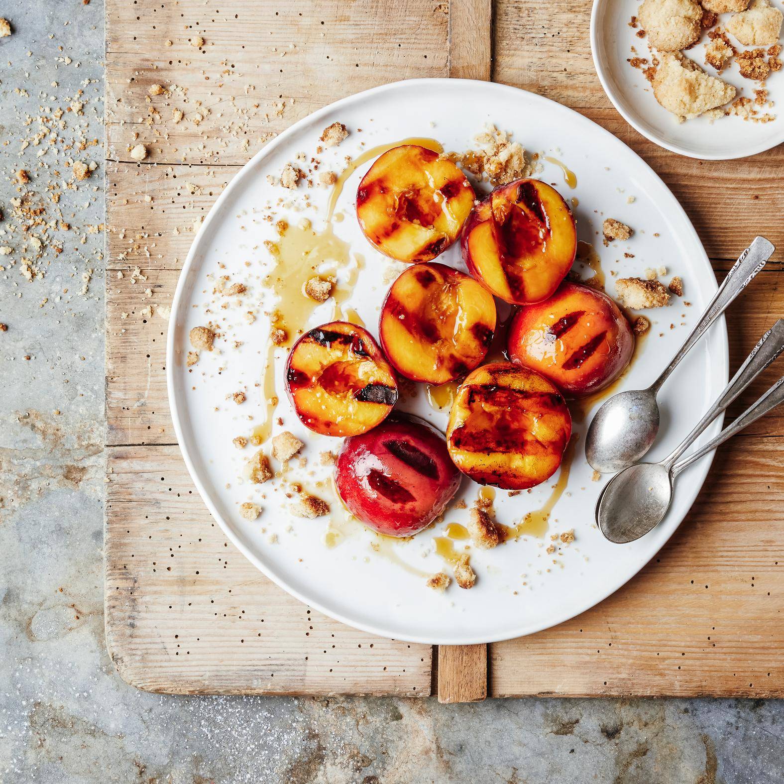 Grilled peaches with maple syrup and almond crumble - Ricette OptiGrill 4in1 | Moulinex