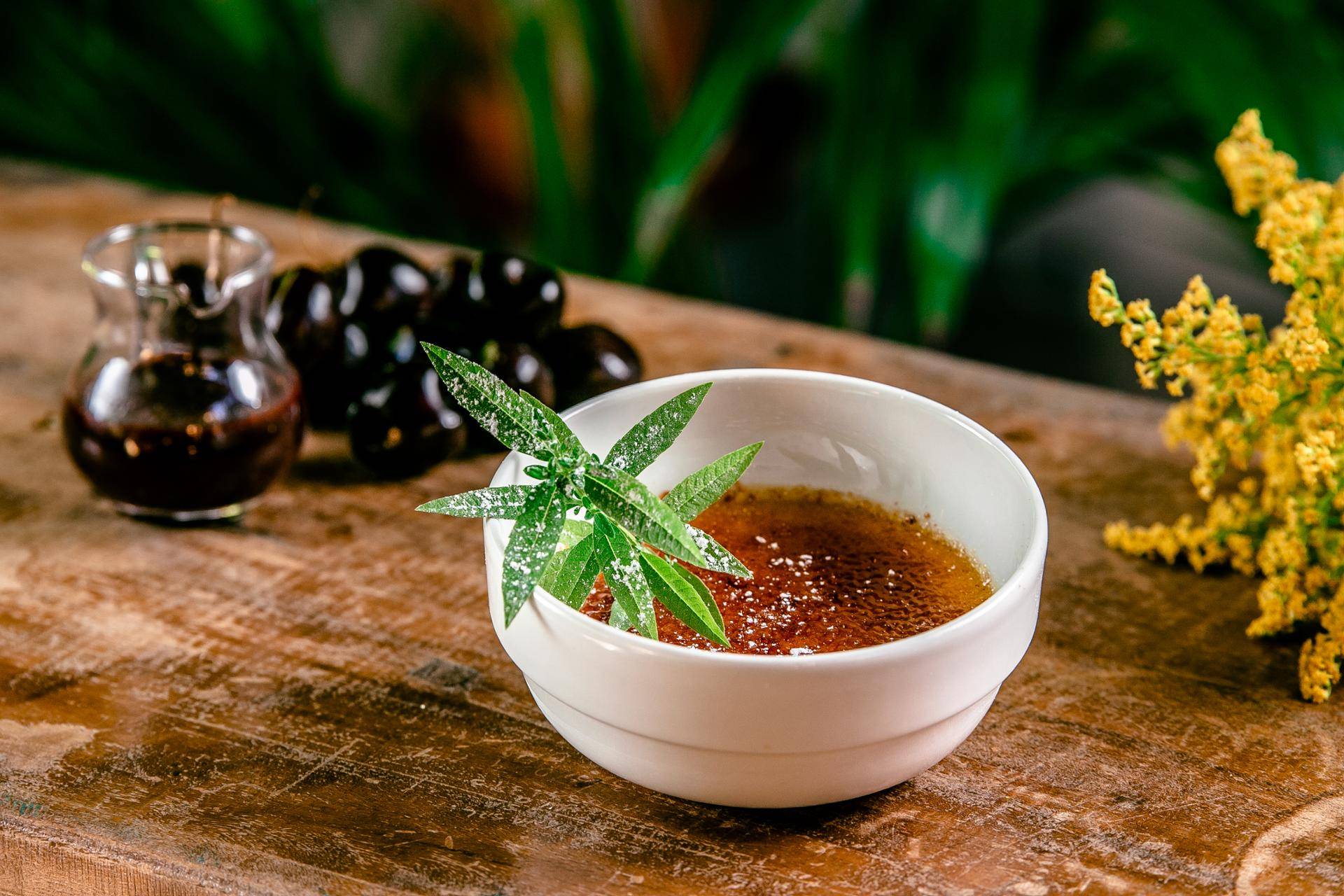Crema bruciata con zucchero di canna e composta di ciliegie al vin brûlé - Ricette Companion | Moulinex