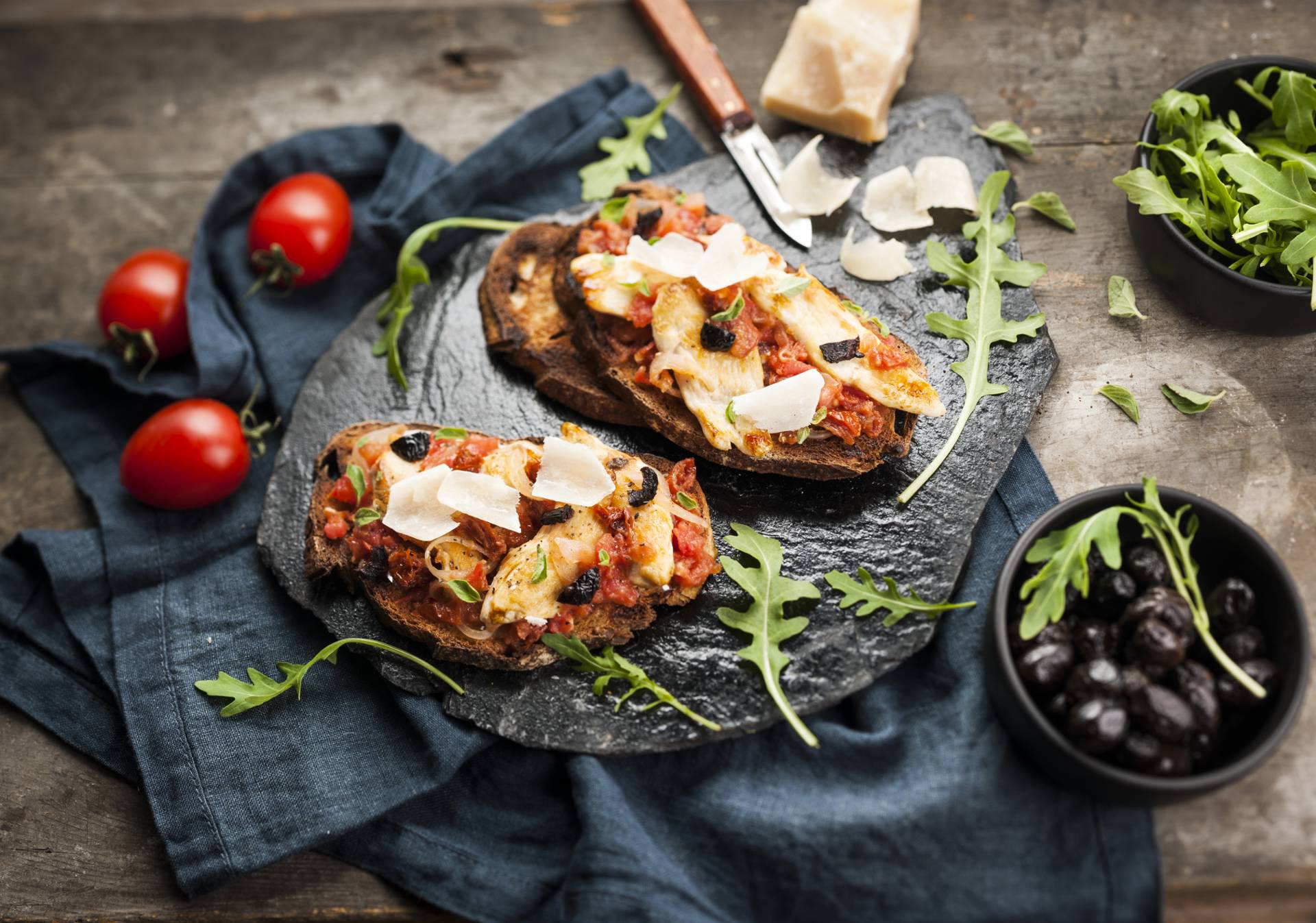 Bruschetta pollo e pomodori - Ricette Cookeo | Moulinex