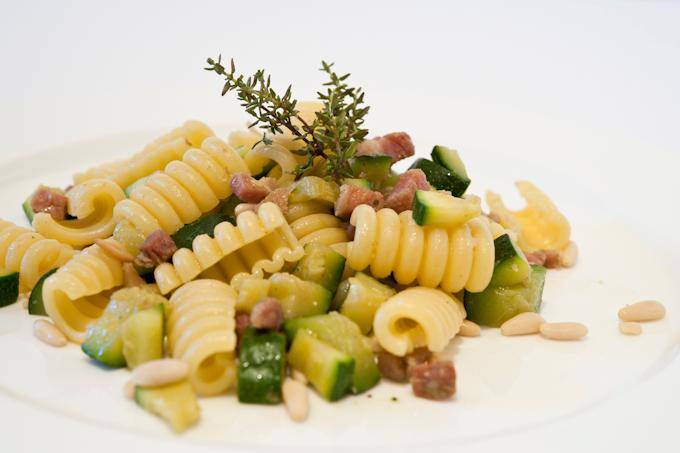 Riccioli alle zucchine, pancetta e pinoli - Ricette Companion | Moulinex