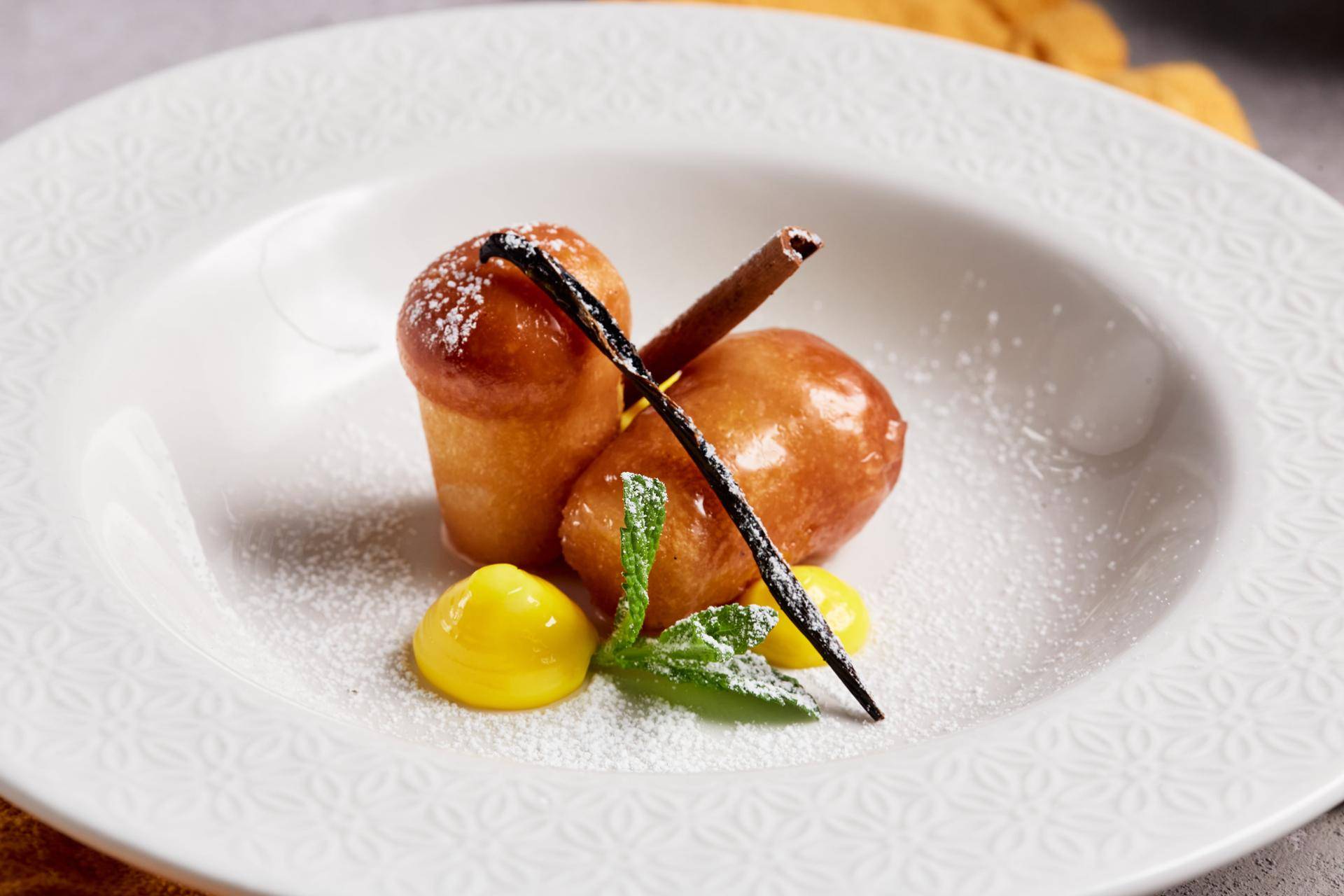 Babà al rum marinato al chily e cardamomo e salsa all'acqua di rose - Ricette Companion | Moulinex