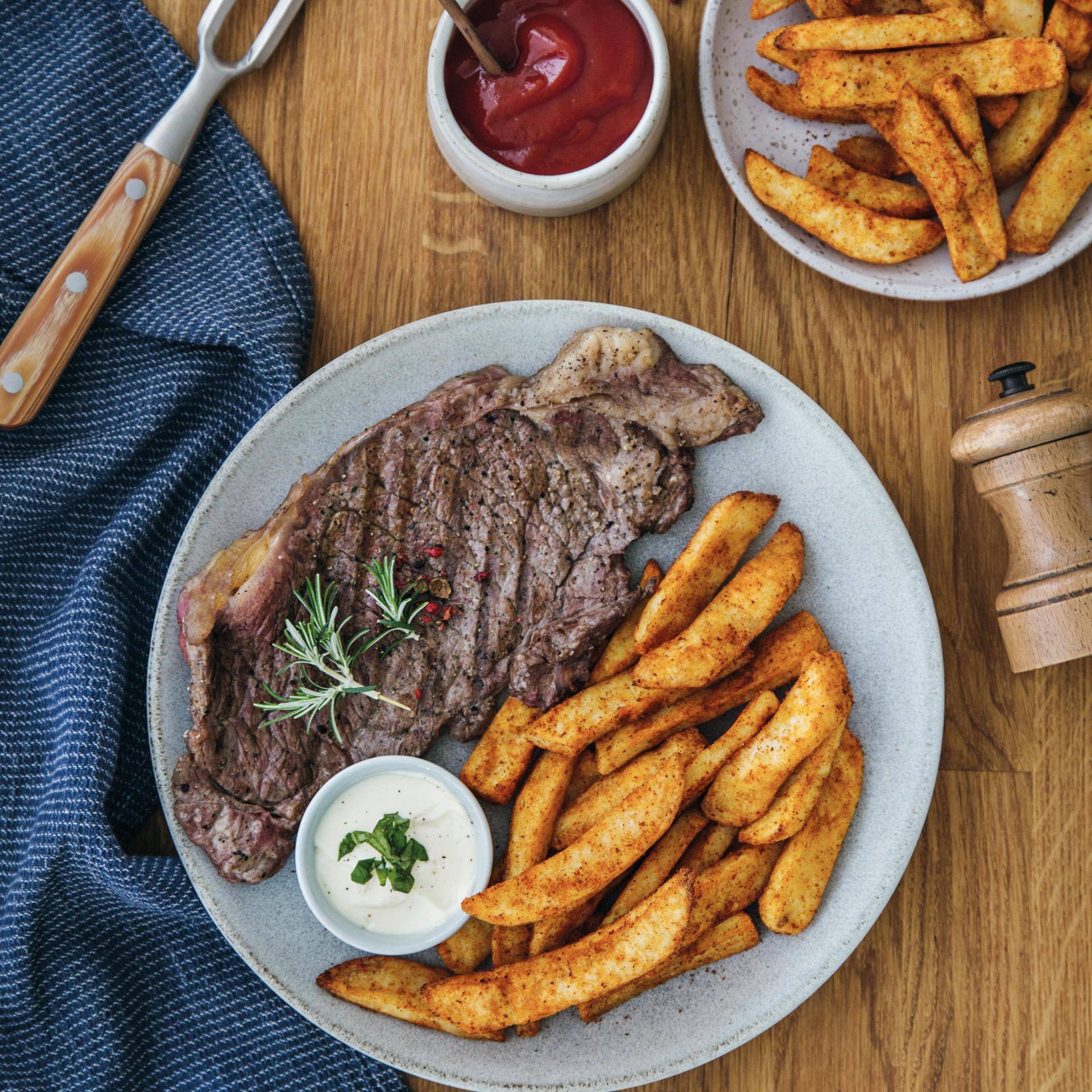 Bistecche alla griglia con patatine surgelate - Ricette Dual EasyFry&Grill | Moulinex