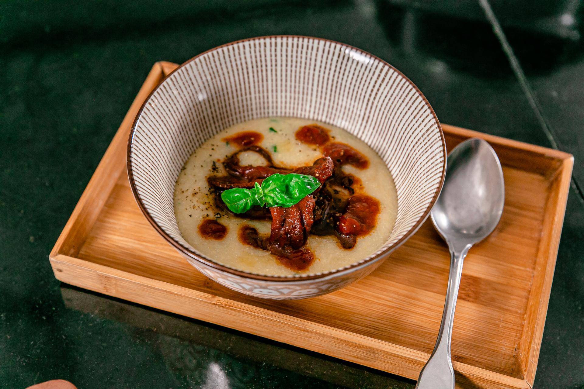 Intingolo di moscardini rossi con crema al mais verde, olio, capperi e basilico - Ricette Companion | Moulinex