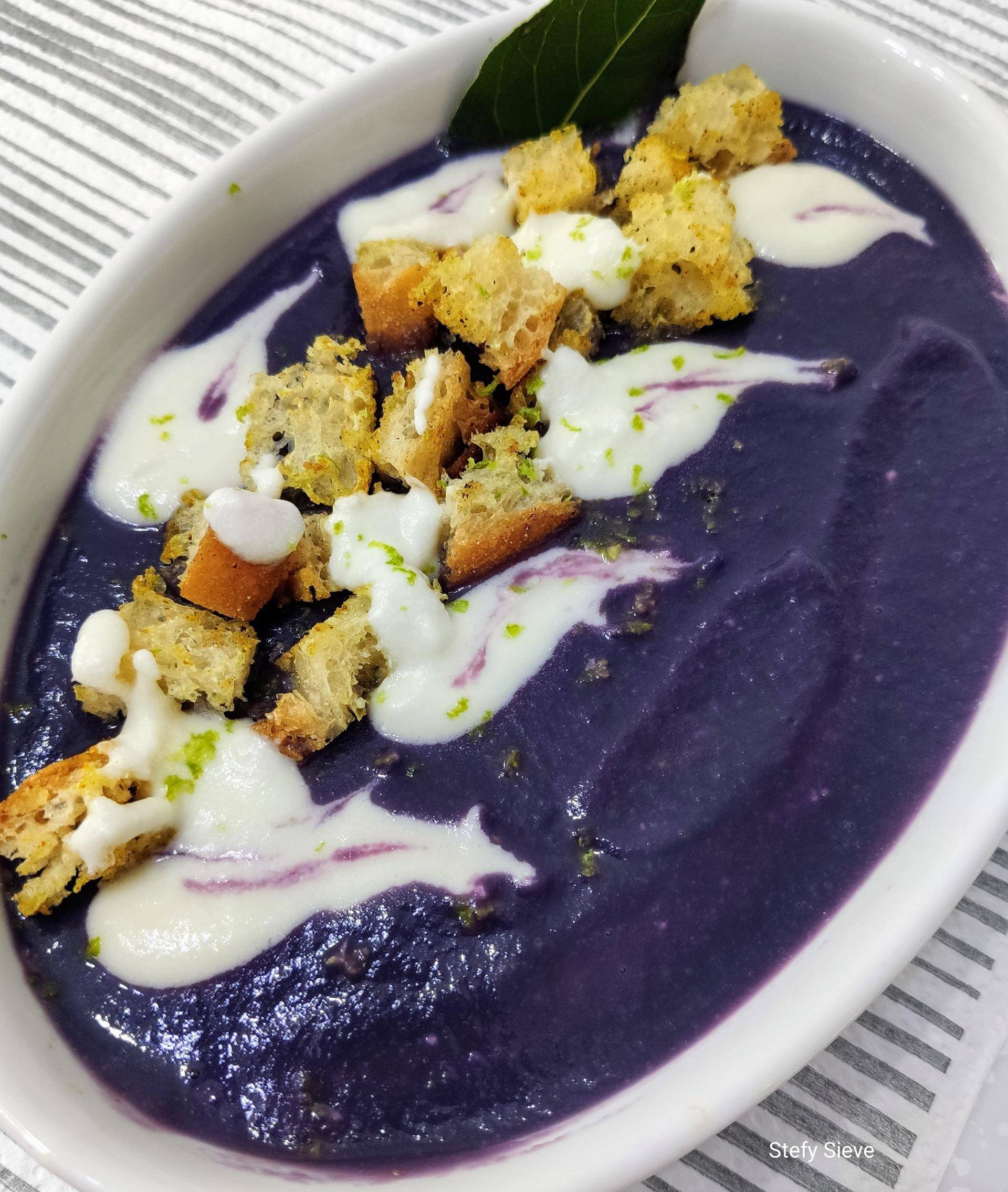 Vellutata di cavolo cappuccio viola con cubi di pane speziato - Ricette Companion Connect | Moulinex