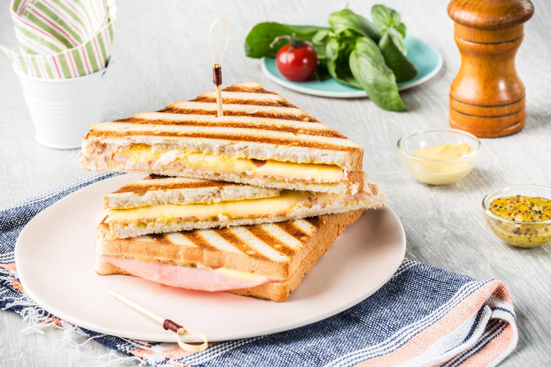 Sandwich con prosciutto e formaggio - Ricette undefined | Moulinex