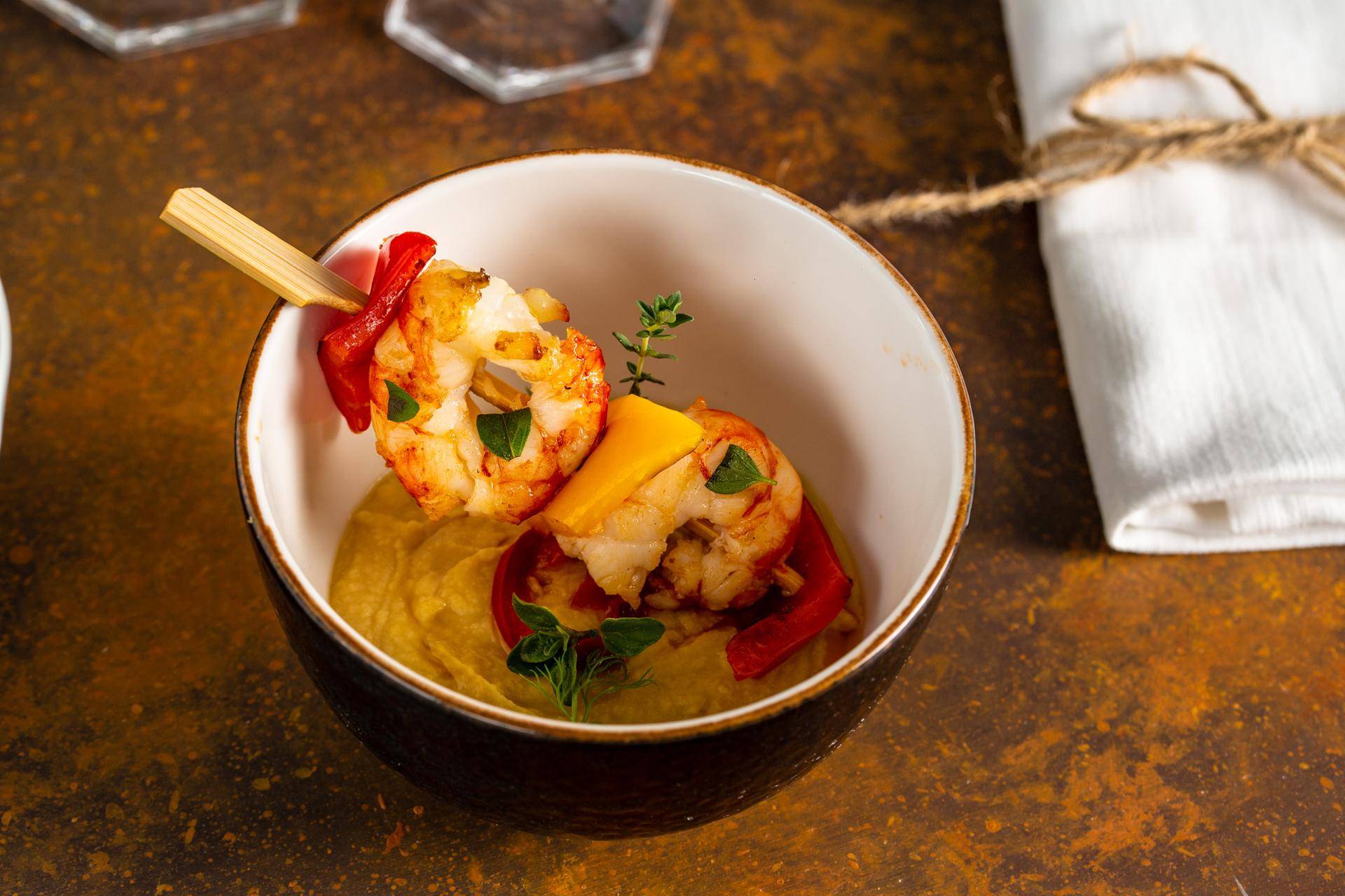 Cocotte di panissa con spiedo di peperoni e gamberoni - Ricette Companion | Moulinex