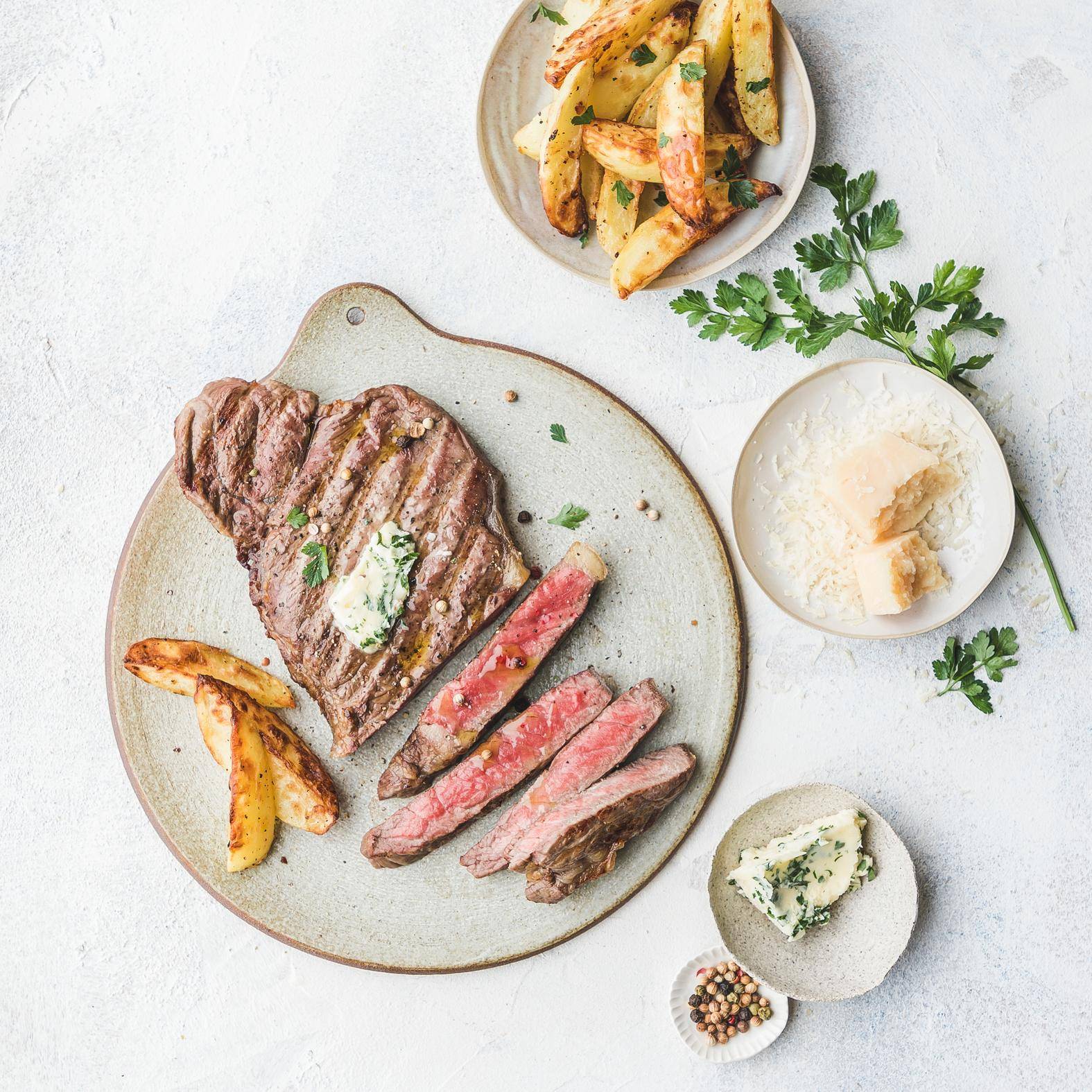 Bistecche di controfiletto con burro all'aglio e patate al parmigiano - Ricette Dual EasyFry&Grill | Moulinex