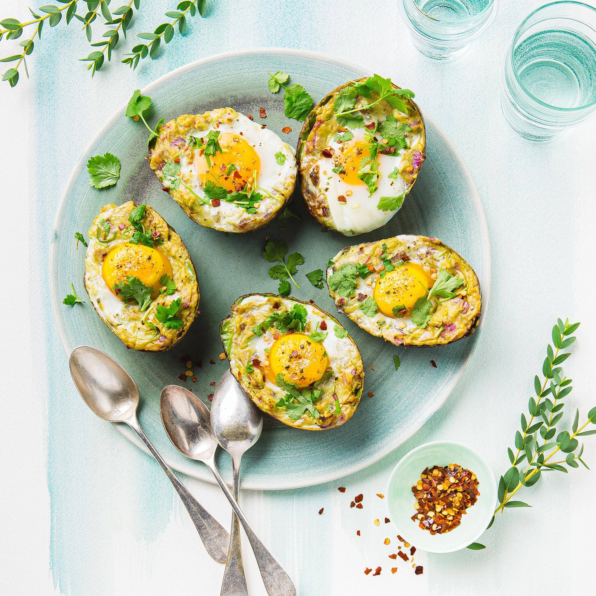 Uova cotte in un cesto di avocado - Ricette Companion | Moulinex