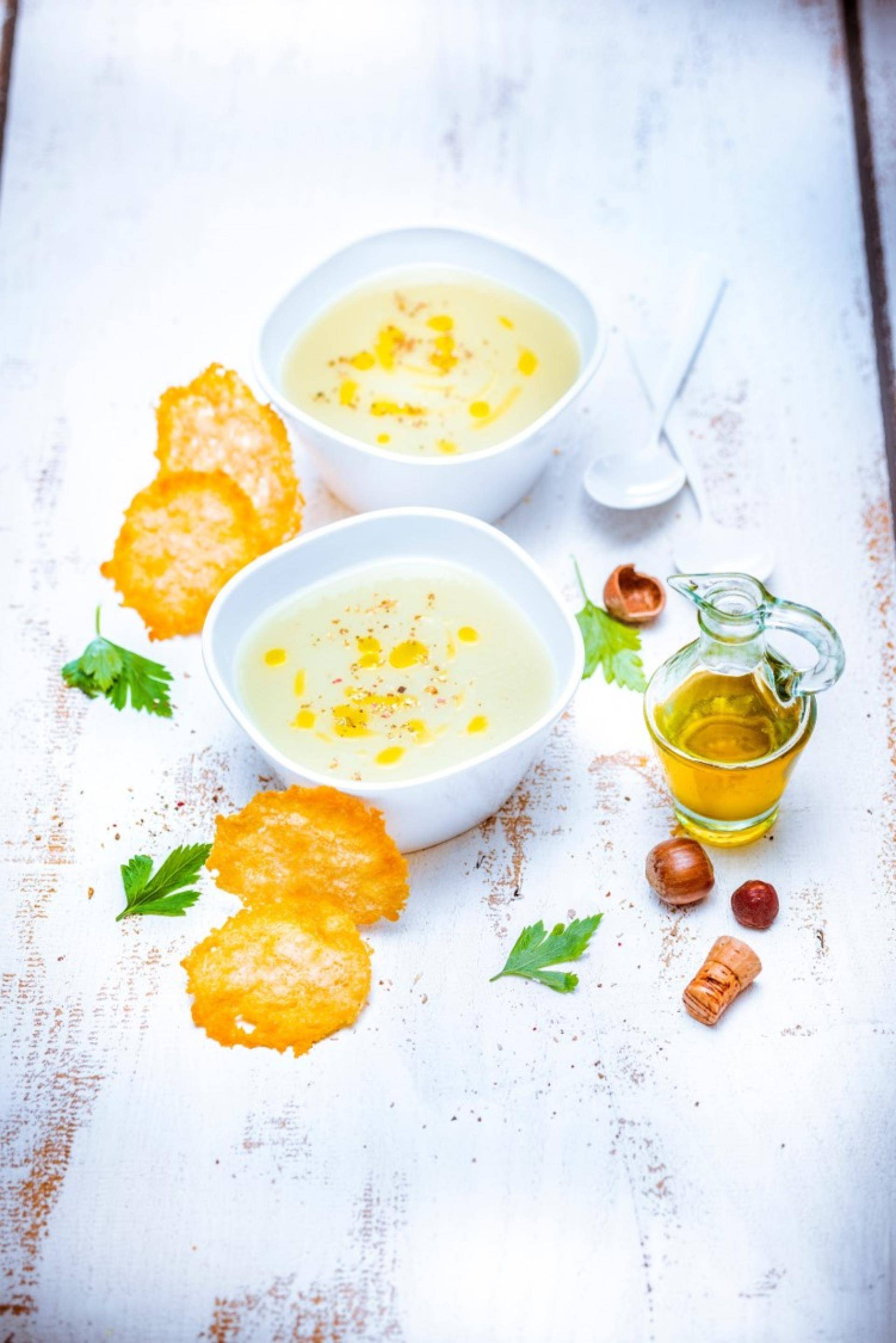 Zuppa vellutata alla zucchina patissone e alla nocciola con chips di parmigiano - Ricette Ultrablend Cook | Moulinex