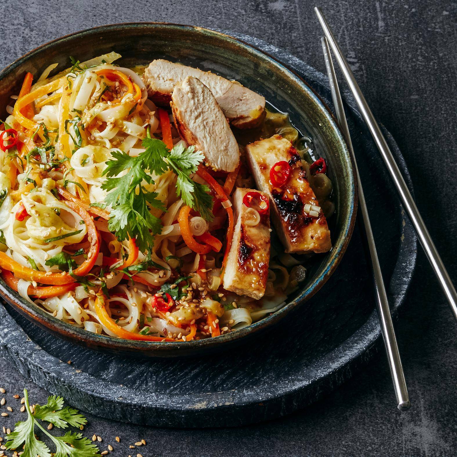 Pollo alla griglia con citronella e spaghetti al curry verde - Ricette OptiGrill 4in1 | Moulinex