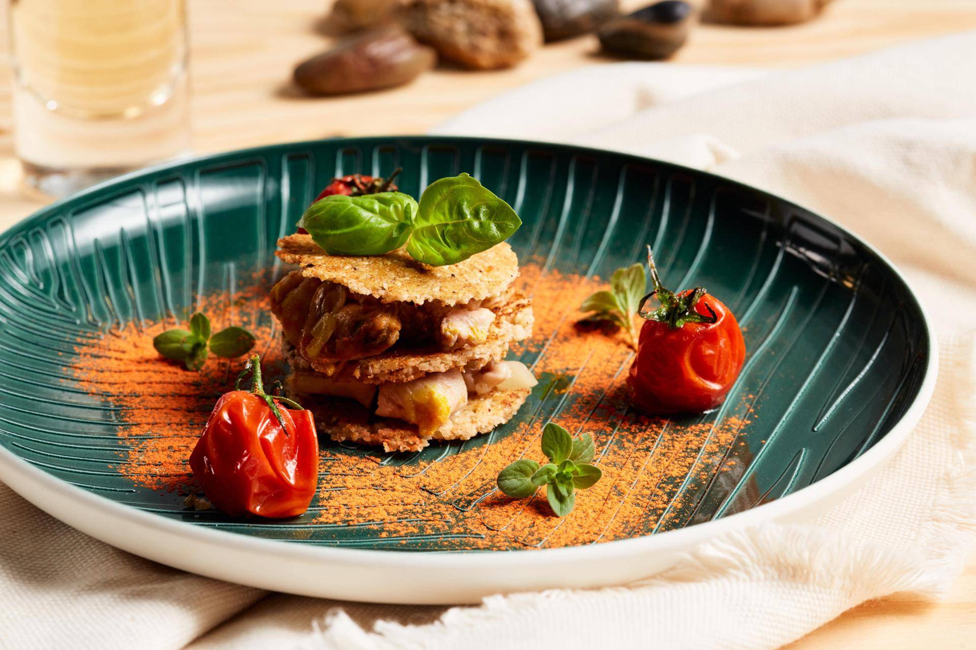 Cialda di frutta secca e Parmigiano con intingolo bianco di coniglio e vongole - Ricette Companion | Moulinex