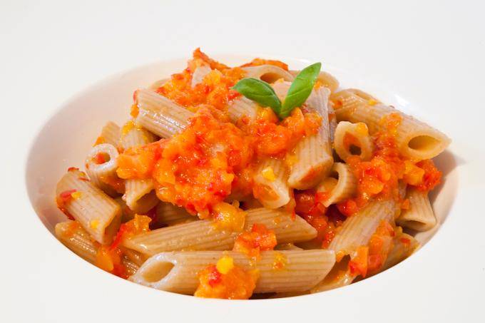 Penne integrali con salsa di peperoni - Ricette Companion | Moulinex