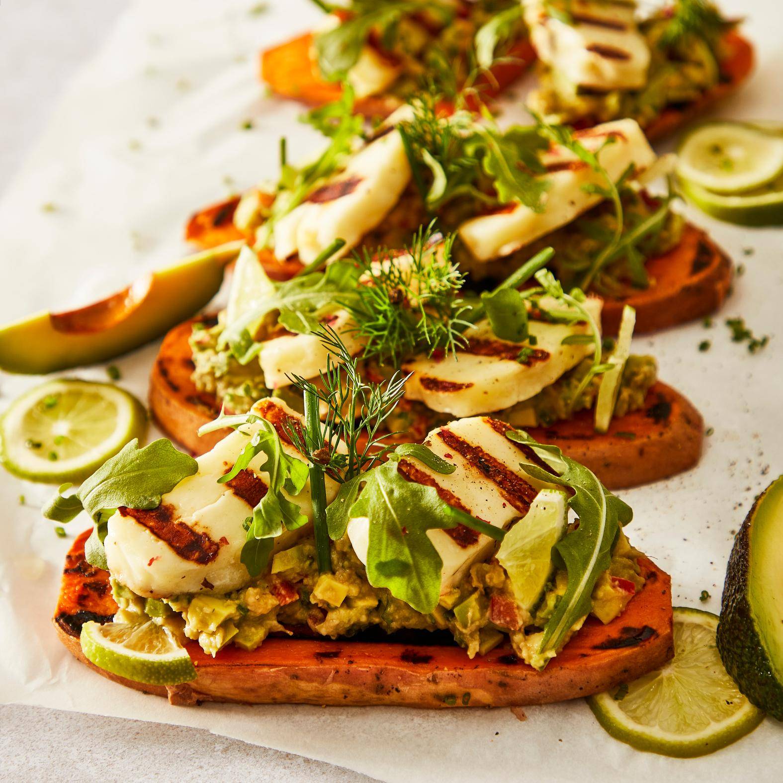 Toast con patata dolce, guacamole e halloumi alla griglia - Ricette OptiGrill 2in1 | Moulinex