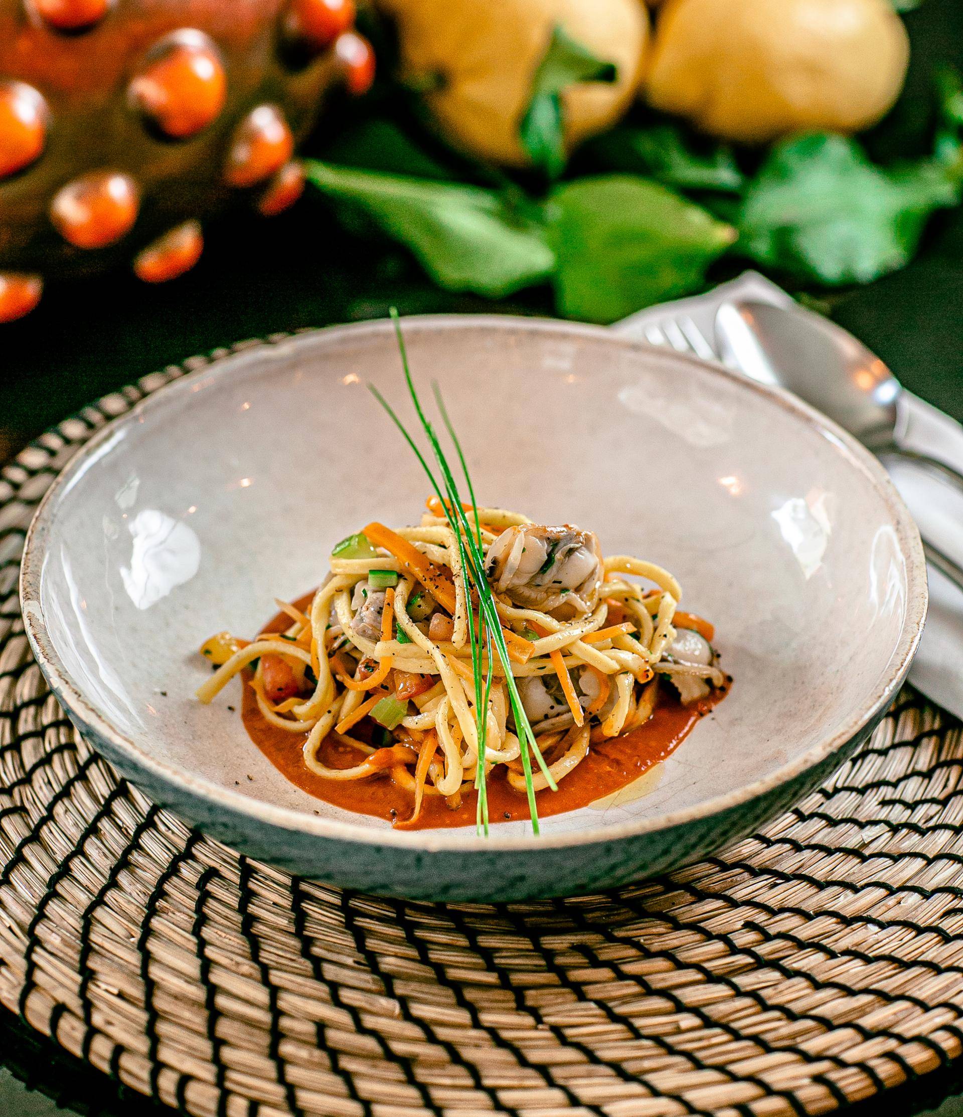 Frullato tiepido di pomodoro e basilico con insalata di spaghetti, tartufi di mare e verdure - Ricette Companion | Moulinex