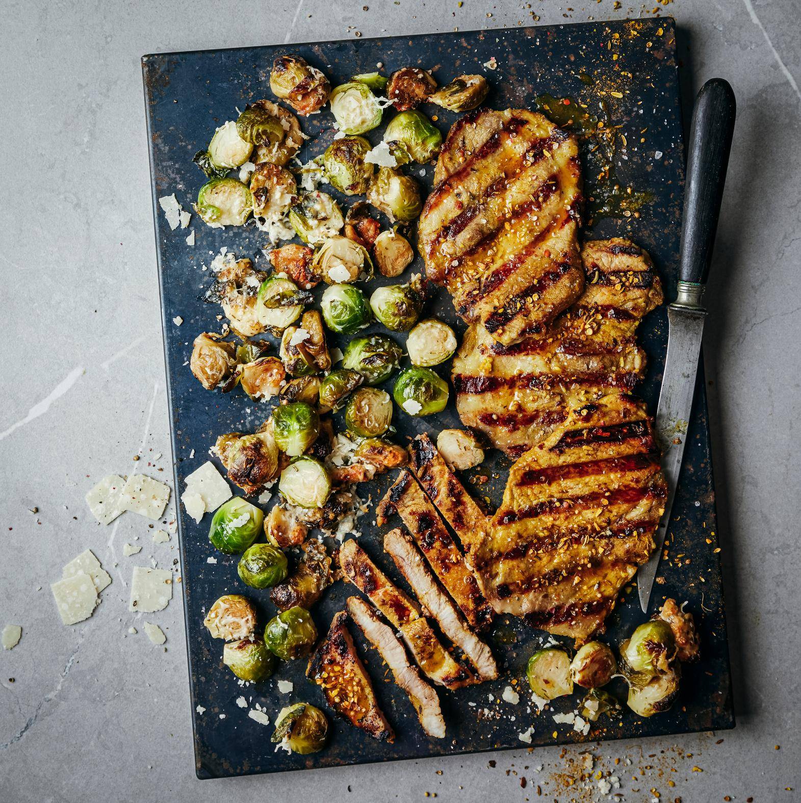 Grilled pork loin and Brussels sprouts with parmesan - Ricette OptiGrill 2in1 XL | Moulinex